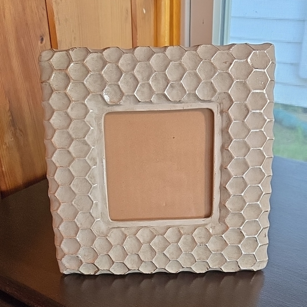 MAX STUDIO HONEYCOMB DESIGN RESIN FRAME